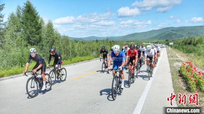 中俄选手竞速原始森林 2025全国森林自行车赛开赛