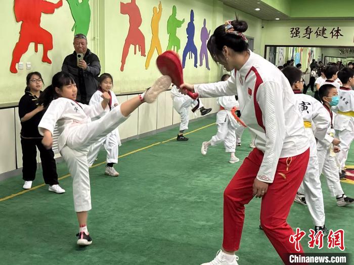 奥运冠军郑姝音走进校园