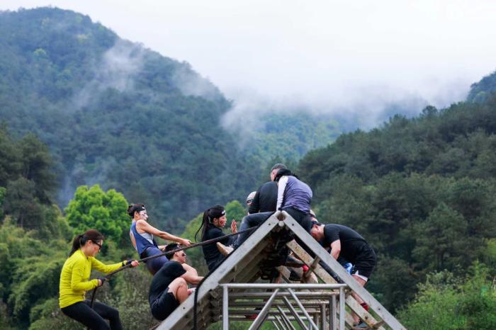 斯巴达勇士赛重庆站开赛 近3000勇士竞速缙云山