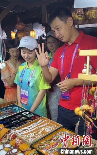 杭州亚运会运动员体验金华文化：购物、剪纸与