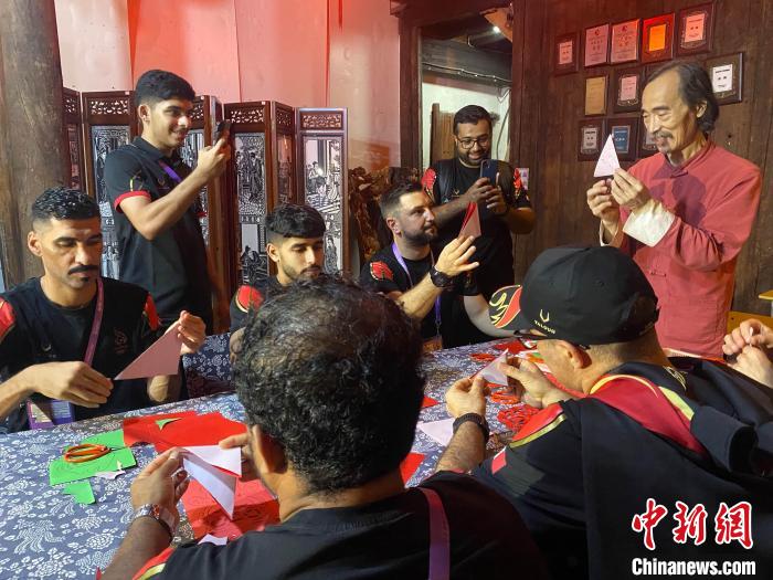 杭州亚运会运动员体验金华文化：购物、剪纸与