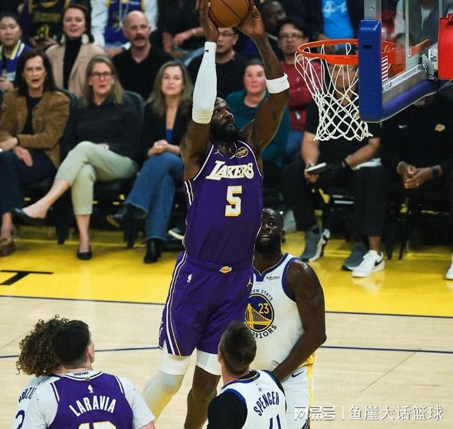 湖人三连胜终结勇士颓势 詹姆斯三双引领狂潮