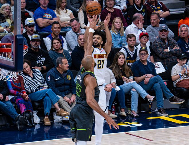 约基奇三双率队逆转森林狼 掘金季后赛首胜