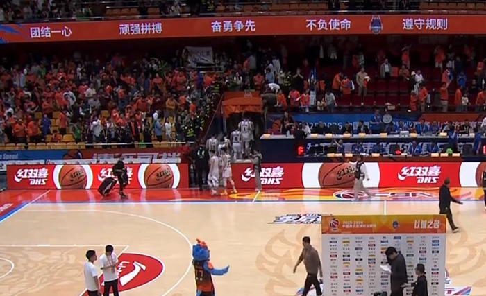 山东男篮G3大胜辽宁2-1晋级，邱彪赛后笑容绽放