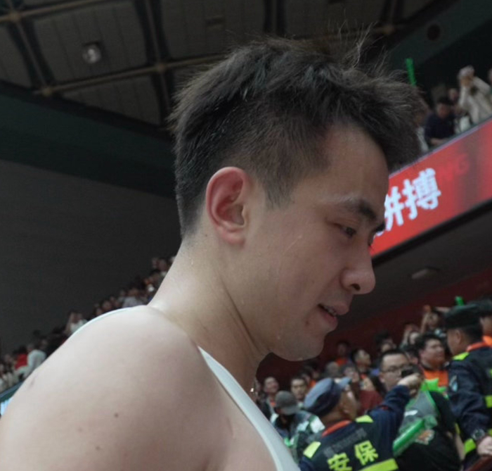 山东男篮G3大胜辽宁2-1晋级，邱彪赛后笑容绽放